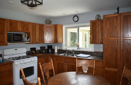 Port Colborne Apartment | Niagara Farmhouse Retreat - pet friendly country apartment