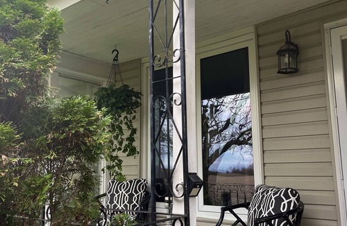 Port Colborne Apartment | Niagara Farmhouse Retreat - pet friendly country apartment