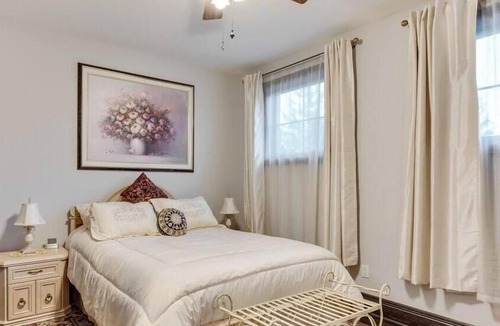 Fort Erie Bed & Breakfast | Niagara River Idyll Q+ Luxurious Queen with own bathroom