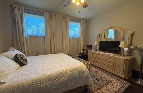 Fort Erie Bed & Breakfast | Niagara River Idyll Q+ Luxurious Queen with own bathroom