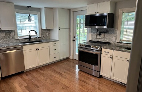 Niantic House | Niantic Beach House! Sleeps 8 — 500 ft to Crescent Beach + Fenced Yard, Pets Ok!