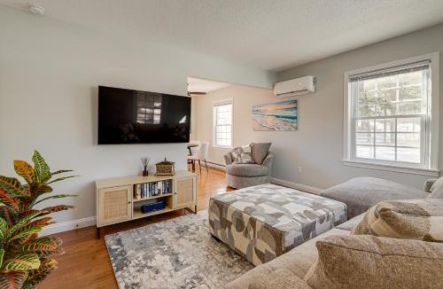 Niantic House | Niantic Duplex w/Deck < 1 Mi to Beach + Boardwalk