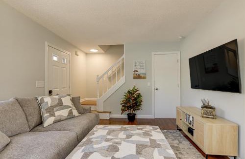 Niantic House | Niantic Duplex w/Deck < 1 Mi to Beach + Boardwalk