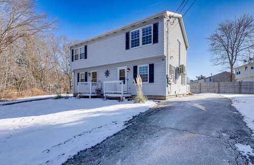 Niantic House | Niantic Duplex w/Deck < 1 Mi to Beach + Boardwalk