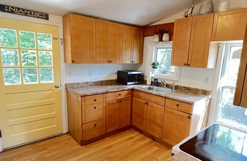 Niantic Apartment | Niantic water escape! 2 bd aptmt, 2nd flr