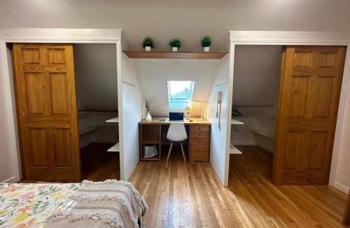 Brighton House | -No16- Extra Spacious Room in a House - 10 min to Green Line T Station & Boston College - Centrally Located at Brighton Boston