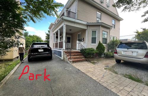 West Somerville House | -No50- Lovely Spacious Room in a House - 10 min to Green Line and Red Line T Stations & Tufts University - Centrally Located at Somerville Boston