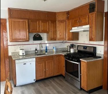 West Somerville House | -No50- Lovely Spacious Room in a House - 10 min to Green Line and Red Line T Stations & Tufts University - Centrally Located at Somerville Boston