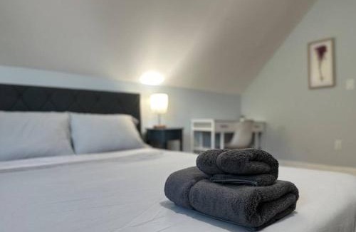 West Somerville House | -No53- Lovely Large Room in a House - 10 min to Green Line and Red Line T Stations & Tufts University - Centrally Located at Somerville Boston