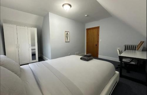 West Somerville House | -No55- Lovely Large Room in a House - 10 min to Green Line and Red Line T Stations & Tufts University - Centrally Located at Somerville Boston