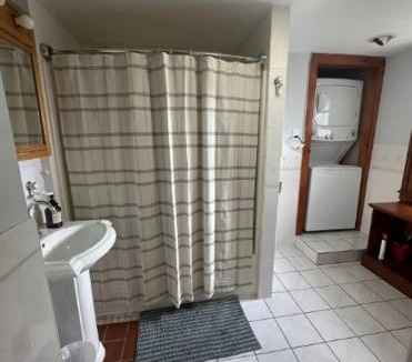 West Somerville House | -No55- Lovely Large Room in a House - 10 min to Green Line and Red Line T Stations & Tufts University - Centrally Located at Somerville Boston