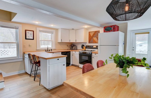 North Conway House | NOCO Village Retreat- Private Pool - 4BR Sleeps 8