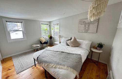 Carleton Place Apartment | NookSide Nest Upstairs 2bedroom Suite King, Queen Kitchenette, Parking