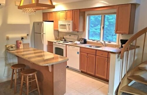 Bartlett Hotel | Nordic Village | Arlberg Two-Level Condo w/Jetted Tub