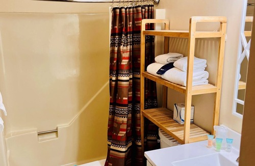Bartlett Hotel | Nordic Village | The Valley Loft – Renovated 2BR w/Fireplace