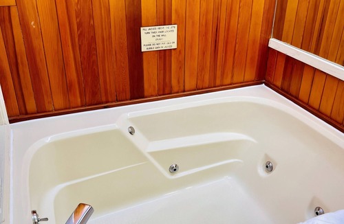 Bartlett Hotel | Nordic Village | The Valley Loft – Renovated 2BR w/Fireplace