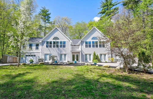 Birch Hill Villa | North Conway Gem | Hot Tub, Games & Fireplace