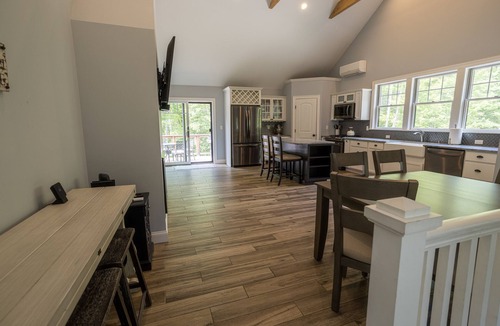 Center Conway House | North Conway Winter & Summer Retreat with Hot Tub & Fire Pit