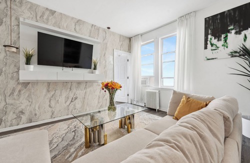 Southeast Yonkers House | NY Prime Luxury Escape with KING Bed and Easy Parking!