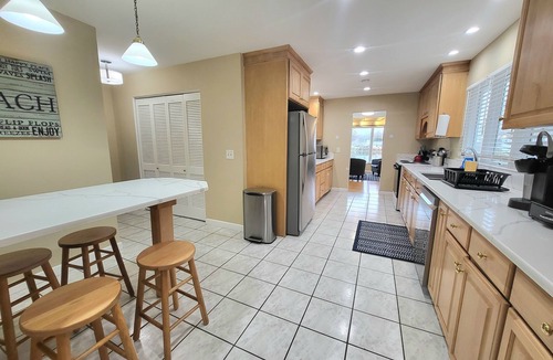New London House | OASIS @ OCEAN BEACH PARK: 6 QUEEN BEDS