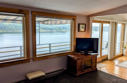 Mid-Coast and Islands Cottage | Ocean's Edge sits right on Stover's Cove.