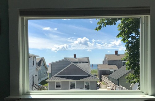 Scarborough Cottage | OCEAN VIEW- 3rd from water- cable/wifi internet & AC