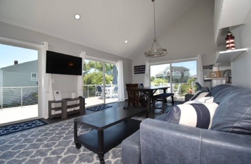 Eastward Look House | Ocean View! Walk to Beach! Air Conditioning! 3 King & 3 Queen Beds!