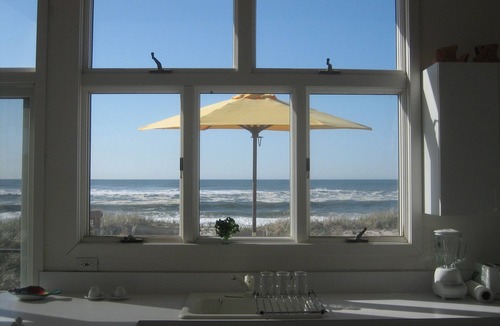 Lonelyville House | Oceanfront Beach House