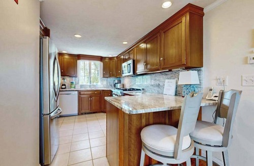 Plymouth House | Oceanfront charmer with deck, pergola, grill, full kitchen, telescope, & W/D