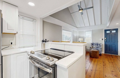 North Truro House | Oceanfront cottage near town with full kitchen, AC, beach access & patio