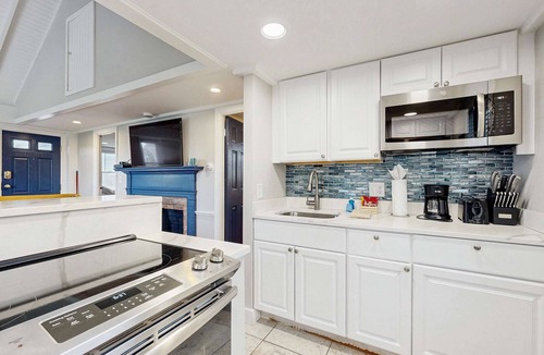 North Truro House | Oceanfront cottage near town with full kitchen, AC, beach access & patio