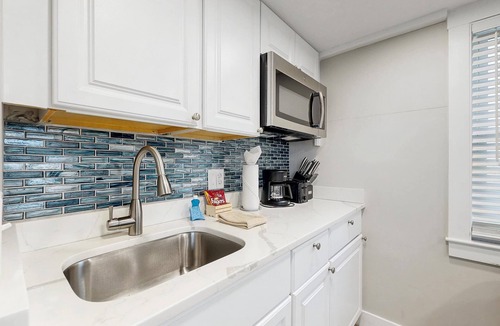 North Truro House | Oceanfront cottage near town with full kitchen, AC, beach access & patio