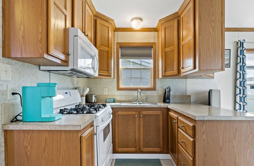 Snug Harbor House | Oceanfront East Matunuck Cottage