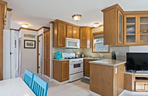 Snug Harbor House | Oceanfront East Matunuck Cottage