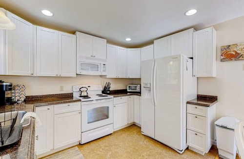 Boothbay Harbor House | Oceanfront home on Lobster Cove with deck & shared firepit - walk to town