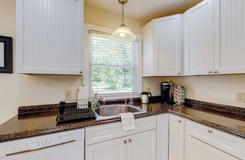 Boothbay Harbor House | Oceanfront home on Lobster Cove with deck & shared firepit - walk to town