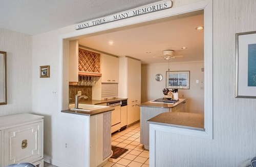 Barnstable House | Oceanfront on Sunset Lane - Clean & Spacious with Central AC!