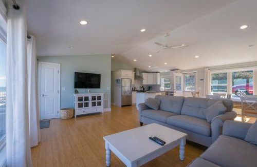 East Sandwich House | Oceanfront Property with AC in Scorton Shores