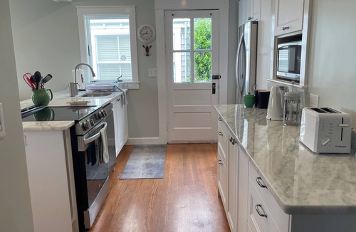 Easton's Point House | Oceanside 2 bedroom cottage - unobstructed sea view and walk to beach!
