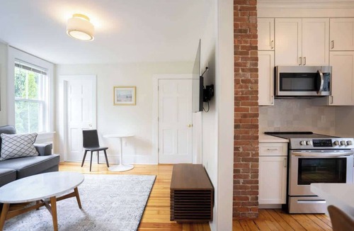 Top of the Hill House | Off Bellevue, walk to beach, fully renovated