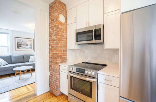 Top of the Hill House | Off Bellevue, walk to beach, fully renovated