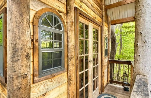 Stoneham House | Off-Grid Treehouse! White Mountain National Forest