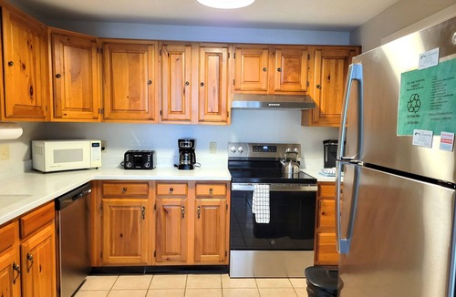 Bartlett Condo | Official Seasons RMC Condo 03E - 1 Bedroom + Loft - sleeps 10 - Dog Fees