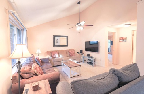 Bartlett Condo | Official Seasons RMC Condo 01E - 1 Bedroom + Loft - sleeps 10 - No Fees