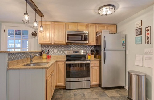 Ogunquit Cottage | Ogunquit Footbridge Beach, sleeps 6, outdoor shower & fireplace, smoke free home
