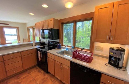 East Boothbay House | Ojibwa Cottage: A charming 3-bedroom getaway in scenic Boothbay, ME.