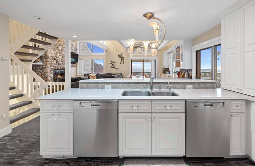 Ludlow Condo | Okemo Family Haven | Hot Tub & Stunning Views