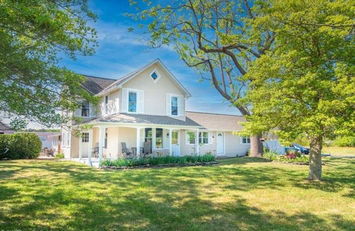 Egg Harbor City House | Old Farmhouse for Nature Lovers, 20 miles from OC