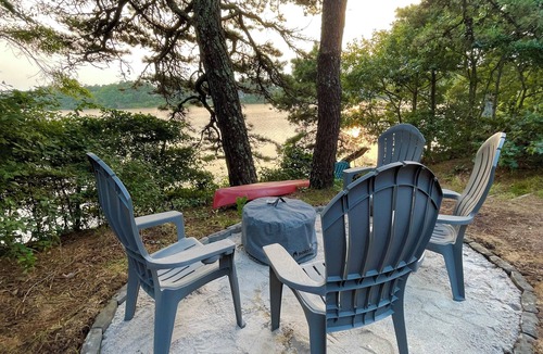 West Dennis Cottage | On Kelley’s Pond Swim Kayak from Backyard 3min to Beach