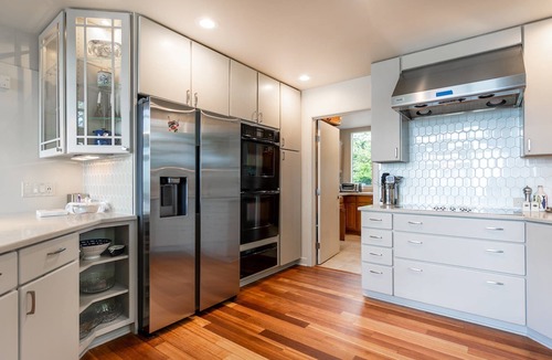 Edgewater House | On the Waterfront Luxury Chalet w Multiple Suites, Private Pier and Hot Tub in Edgewater